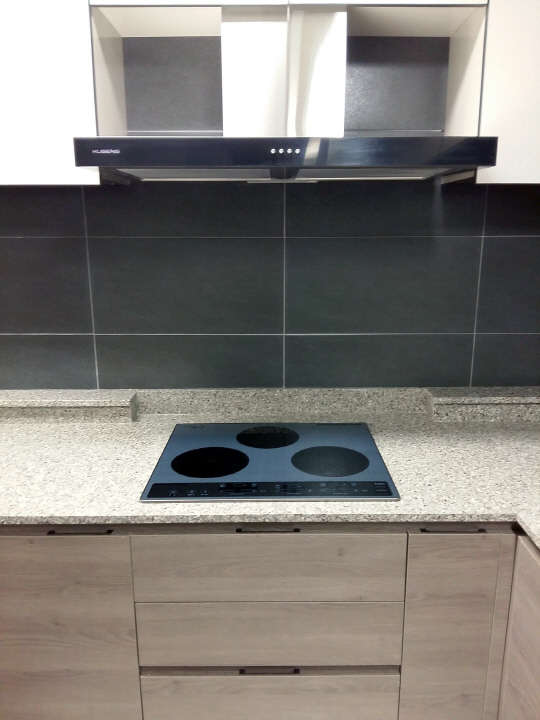 쿠첸이 용인 성복역 롯데캐슬에 공급하는 붙박이 전기레인지. <쿠첸 제공>